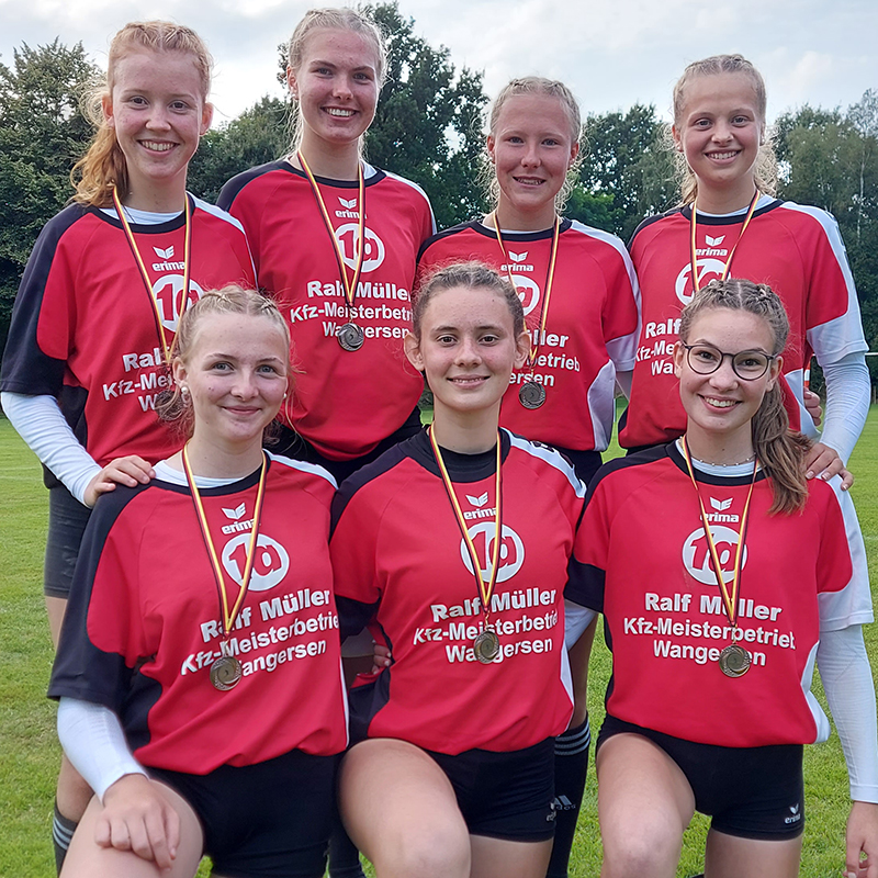 Haben sich für die Spiele um die Deutsche Meisterschaft der U18 qualifiziert - Janne Meyer, Jella Zabel, Nele Müller, Paula Lühmann (h. v. links), Levke Löhn, Nina Lindemann, Jette Brunkhorst (v. v. links).