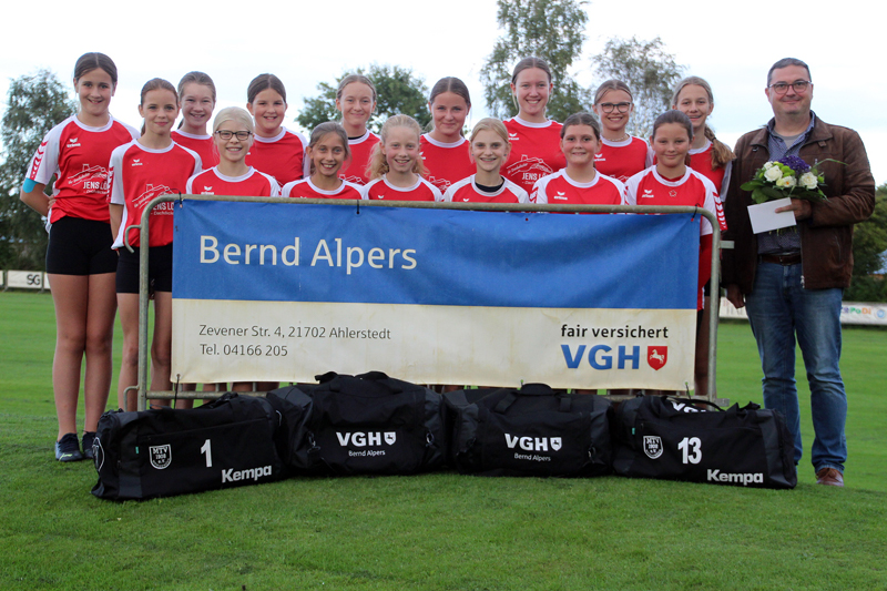 Faustballerinnen des MTV Wangersen erhalten Sporttaschen von der VGH Bernd Alpers hp