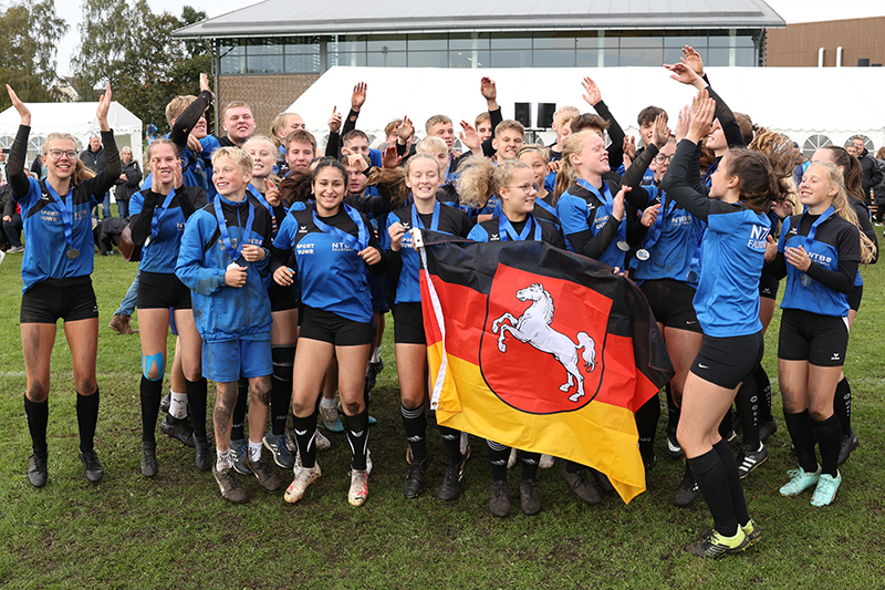 Die Niedersachsenauswahlteams feiern den Gewinn des Europapokals