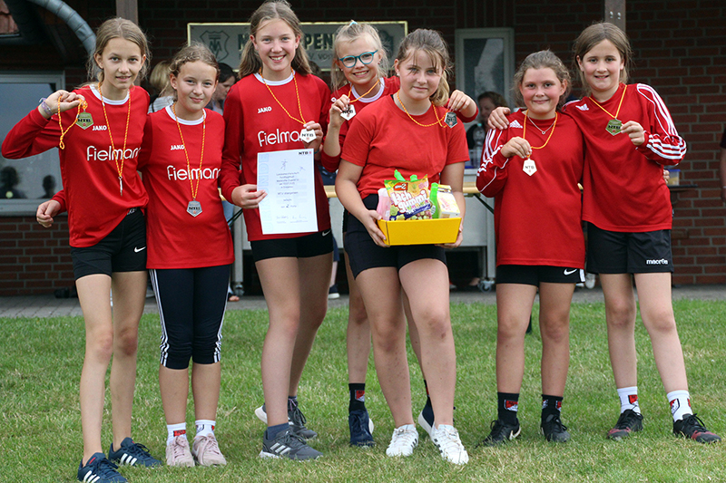 Silbermedaillen für die Mädchen U12: Sophia Jongma, Mimi Tomforde, Mia Kalmbach, Lilli Kröger, Milena Bychowski, Anna Alpers und Johanna Aldag (von links).