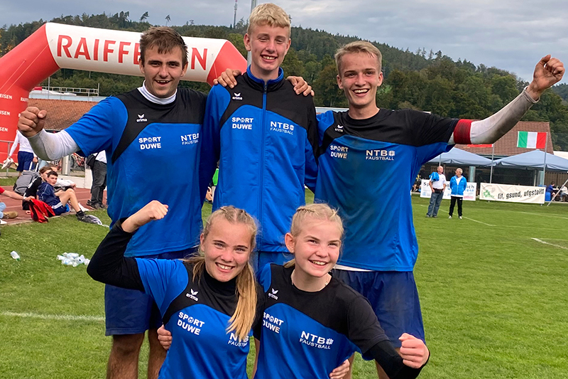Nick Poppe, Joris Finkel, Tom Löhden (h.v.l.), Alina Meier und Marike Brunkhorst (v.v.l.) kamen für Niedersachsen beim Jugend-Europapokal in der Schweiz zum Einsatz.