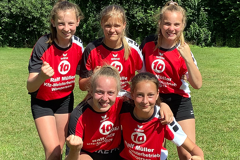 Die U14-Mädchen wurden bei der Landesmeisterschaft in Diepenau siebter. Anni Schwarze, Svea Poppe, Alina Meier (hinten von links). Frija Wichels und Kathleen Pott (vorne von links).