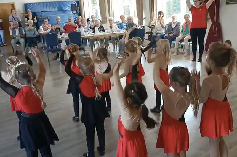hp Tanzkinder des MTV Wangersen begeistern beim DRK Seniorennachmittag 300dpi 1920 x 1280px